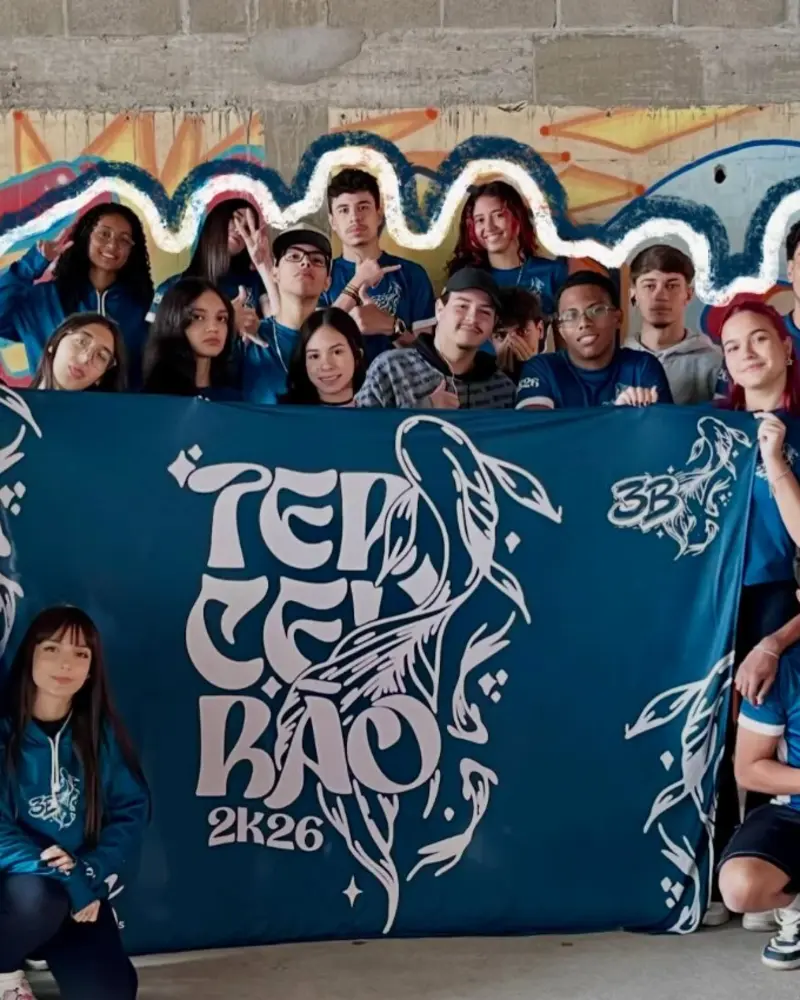 Turma reunida usando uniformes personalizados da Fourteam